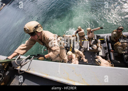 US-Marines mit 15. Marine Expeditionary Unit Maritime Raid Kraft steigen eine Höhlenforschung Leiter während der maritime Interoperabilität Ausbildung an Bord Naval Base San Diego, Kalifornien, 8. Januar 2015. MIT bereitet MRF ihre baldige Entsendung durch die Verbesserung ihre Kampffähigkeiten und Lehrmethoden für Internat Schiffe. (U.S. Marine Corps Foto von Sgt. Jamean Berry/freigegeben) MRF führt Interoperabilität training 150108-M-GC438-213 Stockfoto