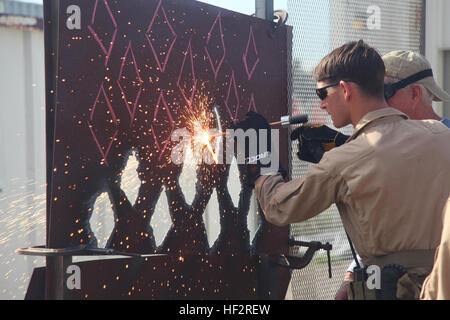 US Marine Sgt. Dave Johnson, ein Operator mit Force Reconnaissance Detachment, 15. Marine Expeditionary Unit, übt dagegen verstößt Techniken beim maritimen Interoperabilität Training in Stu Segall Studios in San Diego, Kalifornien, 8. Januar 2015. MIT bereitet 15. MEU RAID-Force Meerespolitik ihre baldige Entsendung durch die Verbesserung ihre Kampffähigkeiten und Lehrmethoden für Internat Schiffe. (U.S. Marine Corps Foto von 1st Lt. Allison Burgos/freigegeben) MRF führt Interoperabilität training 150108-M-ZZ999-037 Stockfoto