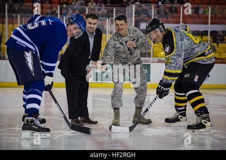 Generalleutnant Russell J. Handy, Kommandant, Alaskan Befehl, US Air Force und Matt Thomas, Trainer der University of Alaska Anchorage, Sea Wolves (Mitte) vorbereiten, fallen die zeremonielle Puck Generalmajor Michael Shields (rechts) und Oberst Dave Stimic (links) vor dem Start der US-Armee vs. U.S. Air Force-Hockey Spiel in der Sullivan-Arena in Anchorage, Alaska , Jan. 9. Das Spiel war eine kostenlose Veranstaltung für Militärangehörige und ihre Familien Mitglieder von den umliegenden Gemeinden. Die US Air Force gewann das Spiel sieben bis fünf. (US Army National Guard Foto von Sgt. Edward Eagerton) Alaska-Gardisten beitreten Stockfoto