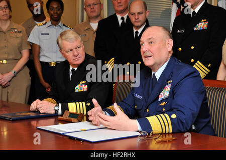 Kommandant von der Coast Guard Admiral Thad W. Allen, Recht, liefert Bemerkungen wie Chief of Naval Operations ADM. Gary Roughead blickt auf nach der Unterzeichnung der Vereinbarung für das Safe-Harbor-Programm während einer feierlichen Unterzeichnung im Pentagon. Das Abkommen spiegelt die Navy und Coast Guard Engagement für eine Lebensdauer von individuell zugeschnittenen, koordinierte, nicht-medizinische Versorgung für ernsthaft Verwundete, kranke oder verletzte Militärangehörige und ihre Familien. Safe Harbor Abkommen DVIDS161960 Stockfoto