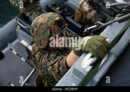 U.S. Marine Lance Cpl. Samuel Howe, ein Mitglied des Sicherheitselements der 15. Marine Expeditionary Unit Maritime RAID-Kraft, klettert eine Höhlenforschung Leiter aus einem Festrumpf Schlauchboot im maritimen Interoperabilität Training an Bord Naval Base San Diego, Kalifornien, 9. Januar 2015. MIT bereitet MRF ihre baldige Entsendung durch die Verbesserung ihre Kampffähigkeiten und Lehrmethoden für Internat Schiffe. (U.S. Marine Corps Foto von 1st Lt. Allison Burgos/freigegeben) MRF führt Interoperabilität training 150109-M-ZZ999-051 Stockfoto