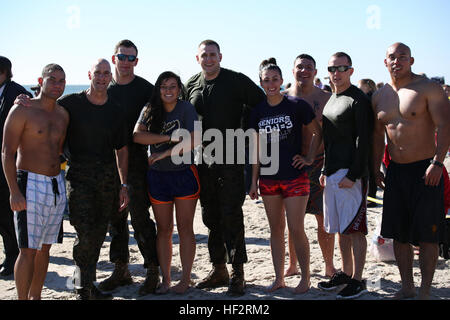 Kol. Matthew G. St. Clair, befehlshabender Offizier, Ground Combat Element integrierte Task Force, posiert mit Vertretern der GCEITF nach der Einnahme der Special Olympics Onslow County Polar Plunge Onslow Beach an Bord der Marine Corps Base Camp Lejeune, North Carolina, 10. Januar 2015. Mehr als 400 Personen nahmen Teil und sammelte Geld für Special Olympics North Carolina. Ab Oktober 2014 bis Juli 2015 die Ground Combat Element integrierte Task Force führt individuelle und kollektive Fähigkeiten Ausbildung in combat Arms bezeichnet berufliche Spezialitäten zur Erleichterung die Normen-ba Stockfoto