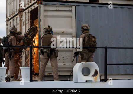 US-Marines mit dem 15. Marine Expeditionary Unit Maritime Raid Kraft üben Sie dagegen verstößt Techniken beim maritimen Interoperabilität Training in San Diego Bay 10. Januar 2015. MIT bereitet MRF ihre baldige Entsendung durch die Verbesserung ihre Kampffähigkeiten und Lehrmethoden für Internat Schiffe. (U.S. Marine Corps Foto von Sgt. Jamean Berry/freigegeben) MRF führt Interoperabilität training 150110-M-GC438-517 Stockfoto