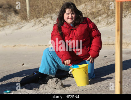 Kayla Musick beteiligt sich an der Sandburg Wettbewerb während der 8. jährlichen Special Olympics Polar Plunge Onslow Beach an Bord der Marine Corps Base Camp Lejeune, North Carolina, Jan. 10 Gebäude. 2015. mehr als 400 Personen nahmen an der diesjährigen Veranstaltung, die mehr als $16.000 für die lokale Special Olympics angesprochen. (Marine Corps Foto von CPL. Chelsea D. Toombs) Special Olympics Gastgeber Polar Plunge 150110-M-ZZ999-017 Stockfoto