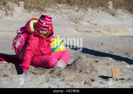 Bailey M. Weston beteiligt sich an der Sandburg Wettbewerb während der 8. jährlichen Special Olympics Polar Plunge Onslow Beach an Bord der Marine Corps Base Camp Lejeune, North Carolina, Jan. 10 Gebäude. 2015. mehr als 400 Personen nahmen an der diesjährigen Veranstaltung, die mehr als $16.000 für die lokale Special Olympics angesprochen. (Marine Corps Foto von CPL. Chelsea D. Toombs) Special Olympics Gastgeber Polar Plunge 150110-M-ZZ999-101 Stockfoto