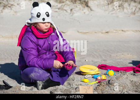 Lauren T. Weston beteiligt sich an der Sandburg Wettbewerb während der 8. jährlichen Special Olympics Polar Plunge Onslow Beach an Bord der Marine Corps Base Camp Lejeune, North Carolina, Jan. 10 Gebäude. 2015. mehr als 400 Personen nahmen an der diesjährigen Veranstaltung, die mehr als $16.000 für die lokale Special Olympics angesprochen. (Marine Corps Foto von CPL. Chelsea D. Toombs) Special Olympics Gastgeber Polar Plunge 150110-M-ZZ999-109 Stockfoto