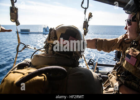 US-Marines mit dem 15. Marine Expeditionary Unit Maritime Raid Kraft Ziel auf ein Ziel aus einem Hubschrauber während des Trainings maritime Interoperabilität der Küste von Camp Pendleton, Kalifornien, 13. Januar 2015. MIT bereitet MRF ihre baldige Entsendung durch die Verbesserung ihre Kampffähigkeiten und Lehrmethoden für Beförderung und Übernahme der Schiffe. (Foto: U.S. Marine Corps CPL. Anna Albrecht/freigegeben) MRF führt maritime Interoperabilität training 150113-M-SV584-192 Stockfoto