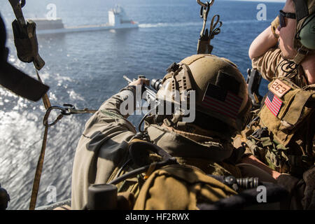 US-Marines mit dem 15. Marine Expeditionary Unit Maritime Raid Kraft Ziel auf ein Ziel aus einem Hubschrauber während des Trainings maritime Interoperabilität der Küste von Camp Pendleton, Kalifornien, 13. Januar 2015. MIT bereitet MRF ihre baldige Entsendung durch die Verbesserung ihre Kampffähigkeiten und Lehrmethoden für Beförderung und Übernahme der Schiffe. (Foto: U.S. Marine Corps CPL. Anna Albrecht/freigegeben) MRF führt maritime Interoperabilität training 150113-M-SV584-241 Stockfoto