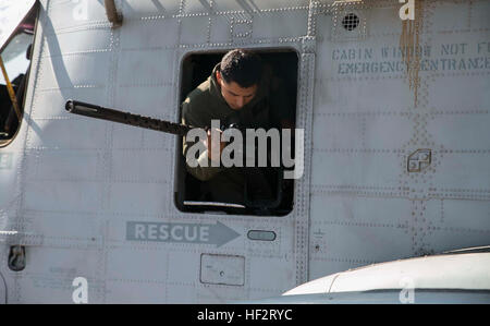 Lance Cpl. Fernando Magana, Einfassungen von Dalton, Georgia, ein GAU-21.50 Kaliber Maschinengewehr zu einem CH-53E Super Stallion-Hubschrauber Jan. 14 während Lava Viper 15,1-2 am Pohakuloa Trainingsbereich, Hawaii. Die Marines der Hubschrauber drei Maschinengewehre an und mehr als 1.200 Runden auf stationäre Ziele geschossen. Magana ist ein Hubschrauber Crewchief mit Marine schwere Hubschrauber Geschwader 463, Marine Aircraft Gruppe 24, 1. Marine Aircraft Wing. (U.S. Marine Corps Foto von CPL. Devon Tindle/freigegeben) Marines Feuer Maschinengewehre aus Super Hengste 150115-M-XW268-915 Stockfoto