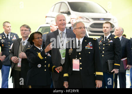 Generalmajor Gwen Bingham, Kommandierender general des Tank-automotive und Rüstung Befehl Life Cycle Management Command (TACOM LCMC) und Generalmajor Gregory Vadnais, Generaladjutant und Direktor des Militärs und Veterans Affairs für Michigan, erläutern Sie einige der neuen Fahrzeuge angezeigt auf 2015 North American International Auto Show im COBO Center in Detroit, Michigan, 14. Januar 2015.  (Foto: U.S. Army Staff Sgt Kimberly Bratic, Michigan National Guard/freigegeben) 150114-Z-LE308-027 (16288378052) Stockfoto