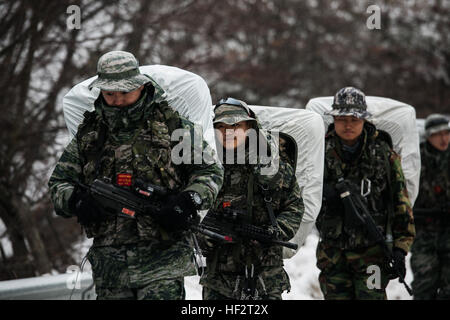 Republik von Korea Marines wandern einem 35 km langen Weg auf einen Berg Jan. 15 während koreanische Marine Austauschprogramm 15-3 in Pyeongchang, Republik Korea. Sie trugen Packungen in der Nähe von 85 Pfund wiegen, und marschierte neben US-Marines von Alpha Company, 3. Aufklärungs-Bataillon, 3. Marineabteilung, III. Marine Expeditionary Force. Die ROK Marines sind Aufklärung Männer mit 2nd Battalion, zwingen 2. Marine-Division. (Foto: U.S. Marine Corps CPL. Tyler S. Giguere/freigegeben) UNS, Hausruck ROK Marines über Berge 150115-M-RZ020-010 Stockfoto