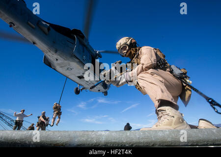 US-Marines mit der 15. Marine Expeditionary Unit Maritime Raid Kraft schnell-Seil von einer MH-60R maritime Interoperabilität Training abseits der Küste von Santa Barbara, Kalifornien, 16. Januar 2015. MIT bereitet der MRF ihre baldige Entsendung durch Verbesserung der ihre Kampffähigkeiten und Lehrmethoden für Internat Schiffe. (U.S. Marine Corps Foto von Sgt. Jamean Berry/freigegeben) MRF führt Interoperabilität training 150115-M-GC438-169 Stockfoto