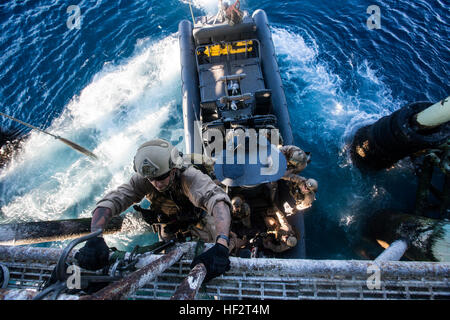 US-Marines mit dem 15. Marine Expeditionary Unit Maritime Raid Force Board ein Gas und Öl-Plattform beim maritimen Interoperabilität Training abseits der Küste von Santa Barbara, Kalifornien, 16. Januar 2015. MIT bereitet der MRF ihre baldige Entsendung durch Verbesserung der ihre Kampffähigkeiten und Lehrmethoden für Internat Schiffe. (U.S. Marine Corps Foto von Sgt. Jamean Berry / veröffentlicht) MRF führt Interoperabilität training 150115-M-GC438-246 Stockfoto