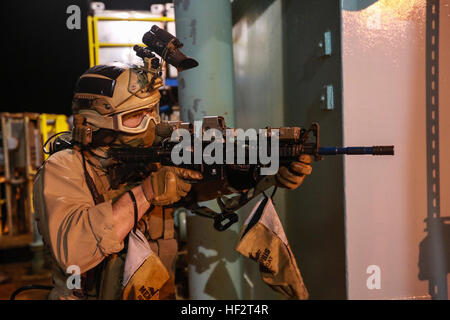 Ein US-Marine mit der 15. Marine Expeditionary Unit Maritime Raid Kraft sorgt für Sicherheit beim maritimen Interoperabilität Training vor der Küste von Santa Barbara, Kalifornien, 16. Januar 2015. MIT bereitet der MRF ihre baldige Entsendung durch Verbesserung der ihre Kampffähigkeiten und Lehrmethoden für Internat Schiffe. (U.S. Marine Corps Foto von Sgt. Jamean Berry/freigegeben) MRF führt Interoperabilität training 150115-M-GC438-447 Stockfoto