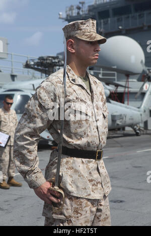 Corporal Joseph A. Membreno, eine Versorgung Verwaltung und Spezialist für Operationen mit der 24. Marine Expeditionary Unit Befehl Element, nimmt an einer schließen – Bestellung Bohrer Bewertung auf amphibischer Angriff Schiff USS Iwo Jima (LHD-7), 18. Januar 2015 Teil. Die Bewertung war eine verdienstvolle Sergeant Förderung Vorstand. Die 24. MEU ist auf den Schiffen der Iwo Jima amphibisches bereit Gruppe in Angriff genommen und eingesetzt, um die Aufrechterhaltung der regionalen Sicherheit in den USA 5. Flotte Einsatzgebiet. (Foto: U.S. Marine Corps Gunnery Sgt. Francisco J. Gutierrez) CE-Bohrer Wettbewerb 150118-M-NG884-021 Stockfoto