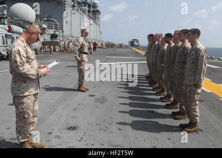 Corporal Joseph A. Membreno, eine Versorgung Verwaltung und Spezialist für Operationen mit der 24. Marine Expeditionary Unit Befehl Element, nimmt an einer schließen – Bestellung Bohrer Bewertung auf amphibischer Angriff Schiff USS Iwo Jima (LHD-7), 18. Januar 2015 Teil. Die Bewertung war eine verdienstvolle Sergeant Förderung Vorstand. Die 24. MEU ist auf den Schiffen der Iwo Jima amphibisches bereit Gruppe in Angriff genommen und eingesetzt, um die Aufrechterhaltung der regionalen Sicherheit in den USA 5. Flotte Einsatzgebiet. (Foto: U.S. Marine Corps Gunnery Sgt. Francisco J. Gutierrez) CE-Bohrer Wettbewerb 150118-M-NG884-025 Stockfoto