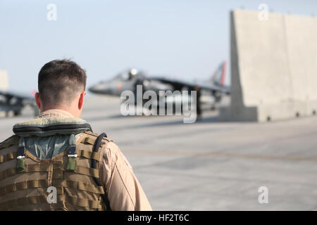 US Marine Kapitän Paul M. Gucwa, ein Pilot mit Marine Attack Squadron 211, speziellen Zweck Marine Air Ground Task Force - Crisis Response - Central Command, beginnt seine Inspektion auf eine AV-8 b Harrier vertikaler/kurzer Start und Landung Flugzeug vor dem Flug zur Unterstützung Betrieb innewohnende lösen in der Central Command Verantwortungsbereich, 17. Januar 2015. Die Harrier ist ein Flugzeug Marines verwendet für koordinierte Streiks, Close Air Support und nicht traditionele Intelligenz, Überwachung und Aufklärung. (Marine Corps Foto von CPL. Tony Simmons/freigegeben) Betrieb innewohnende Entschlossenheit 150117-M-VZ Stockfoto