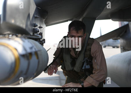 US Marine Kapitän Paul M. Gucwa, ein Pilot mit Marine Attack Squadron 211, speziellen Zweck Marine Air Ground Task Force - Crisis Response - Central Command, inspiziert die Artillerie seine AV-8 b Harrier vertikaler/kurzer Start und Landung Flugzeug vor dem Flug zur Unterstützung Betrieb innewohnende zu lösen, in der Central Command Verantwortungsbereich, 17. Januar 2015. Die Harrier ist ein Flugzeug Marines verwendet für koordinierte Streiks, Close Air Support und nicht traditionele Intelligenz, Überwachung und Aufklärung. (Marine Corps Foto von CPL. Tony Simmons/freigegeben) Betrieb innewohnende Entschlossenheit 150117 Stockfoto