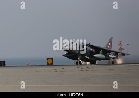 US Marine Kapitän Paul M. Gucwa, ein Pilot mit Marine Attack Squadron 211, speziellen Zweck Marine Air Ground Task Force - Crisis Response - Central Command, zieht in ein AV-8 b Harrier vertikaler/kurzer Start und Landung Flugzeug zur Unterstützung Betrieb innewohnende lösen in der Central Command Verantwortungsbereich, 17. Januar 2015 aus. Die Harrier ist ein Flugzeug Marines verwendet für koordinierte Streiks, Close Air Support und nicht traditionele Intelligenz, Überwachung und Aufklärung. (Marine Corps Foto von CPL. Tony Simmons/freigegeben) Betrieb innewohnende Entschlossenheit 150117-M-VZ995-008 Stockfoto