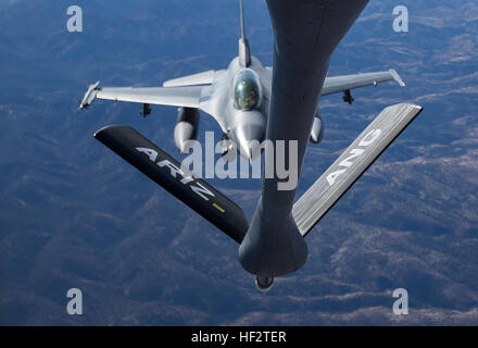 Eine f-16 Fighting Falcon aus dem 162. Flügel in Tucson nähert sich den Boom von einem KC-135 Stratotanker aus der 161. Luft tanken in Phoenix während einer Betankung Übung 22 Februar über Süd-Arizona. Die Ausübung gab Medienvertreter die Möglichkeit, auf das Flugzeug fliegen und erleben Sie hautnah die Betankung. (Foto: Staff Sgt Brian A. Barbour US Army National Guard) Arizona Air National Guard Betankung Mission 150122-Z-LW032-001 Stockfoto