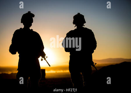 U.S. Marine Corps Lance Cpl. Joshua T. Turello (links) und Lance Cpl. Robert J. Young (rechts), beide motor Verkehrsbetriebe derzeit zugewiesene Stabskompanie, 4. Marine Regiment, warten auf ihre Chance, Bereich im Verlauf des Feuers nächster 105-A an Bord Camp Wilson, Marine Corps Air Ground Combat Center Twentynine Palms, Tabelle 3 Feuer Kalifornien, 23. Januar 2015. Integrierte Training Übung (ITX) 2-15, von speziellen Zweck Marine Air-Ground Task Force 4 (SPMAGTF-4), ausgeführt wird wird durchgeführt zur Verbesserung der Integration und Warfighting Fähigkeiten von allen Elementen der MAGT Stockfoto
