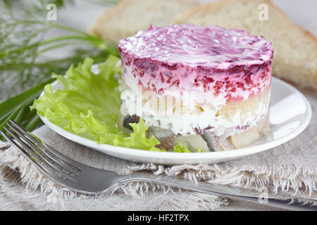 Salat "Hering unter einem Pelz coat'on einem weißen Teller Stockfoto