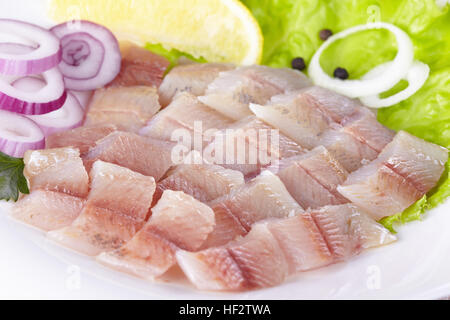 Filet vom leicht gesalzenem Äsche auf einem weißen Teller Stockfoto