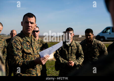 US Marine Corps 1st Lt. Matthew Medina, ein Zugführer mit Spezial-Marine Air-Ground Task Force Krise Antwort-Afrika, erklärt die Sicherheitsvorkehrungen für die schnell-Seil einlegen Ausbildung an Morón Air Base, Spanien, 27. Januar 2015. Das Training vorbereitet die Marines zu schnell aus der Fischadler in einer Landezone mit nur einem Seil einfügen.  (U.S. Marine Corps Foto von Lance Cpl. Christopher Mendoza/freigegeben) Gesicht fearE280A6JUMP! Krise Antwort Marines Testmöglichkeiten Einfügung in Spanien 150127-M-BZ307-004 Stockfoto