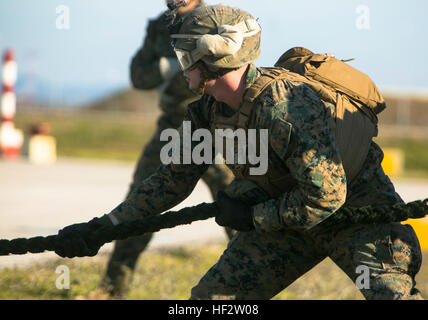 U.S. Marine Corps Lance Cpl. Timothy Prevost, Mitglied der Special-Purpose Marine Air-Ground Task Force Krise Antwort-Afrika, sichert das Ende eines Seils beim Einfügen Training an Morón Air Base, Spanien, 27. Januar 2015. Prevost behielt die Kontrolle über das Seil während des Kampfes die orkanartige Winde ein MV-22 Osprey, als er landete, um eine weitere Belastung der Marines zu erhalten. (U.S. Marine Corps Foto von Sgt. Paul Peterson/freigegeben) Gesicht fearE280A6JUMP! Krise Antwort Marines Testmöglichkeiten Einfügung in Spanien 150127-M-ZB219-084 Stockfoto