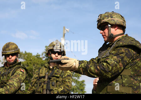 Kanadische Soldaten von Alpha Company, 3. Bataillon, 22. Regiment der kanadischen Royal Army inspizieren ihre Waffen vor der Teilnahme an Lane-Training während einer Ausbildung Evolution auf Camp Blanding, Florida, 18. April 2009, zur Unterstützung der Partnerschaft des Americas 2009. US-Marines mit 24. Marineregiment trainierst mit Service-Mitglieder aus Brasilien, Chile, Kolumbien, Mexiko, Peru, Uruguay und Kanada zur Unterstützung der multinationalen und multiservice Übung entwickelt, um regionale Sicherheit und Interoperabilität mit maritimen Partnern zu verbessern. (U.S. Marine Corps Foto: Lance Cpl. Christopher J. Galla Stockfoto