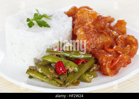 Chinesische Küche. Grüne Bohnen in Sichuan mit Reis und Schweinefleisch in süß-saurer Soße Stockfoto