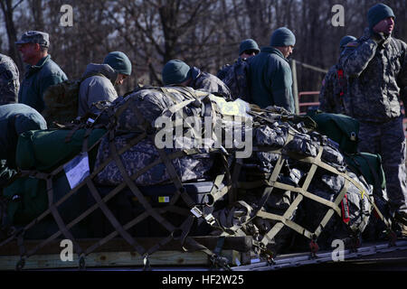 New Hampshire Nationalgarde Soldaten mit der 197. Feldartillerie Brigade kommen auf Himsel Flugplatz in c-130 s geflogen von Delaware, Illinois und Kentucky Nationalgarde, 28. Januar 2015. Die Concord Freiwilligen nehmen an Warfighter Übung 15,3 auf Atterbury-Muscatatuck, ind. Mehr als 3.500 Service-Mitglieder aus 22 verschiedenen Einheiten aus der Army National Guard, Armee-Reserve, der Air National Guard, teilnehmen aktiven Dienst Armee und Canadian Forces in der Übung, die entworfen ist, zu entwickeln, zu trainieren und üben den Krieg kämpfen Funktion des Staats-und Regierungschefs. (Foto von Captain Robert A. Phifer, In Stockfoto