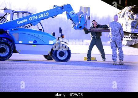 New Hampshire Nationalgarde Soldaten mit der 197. Feldartillerie Brigade kommen auf Himsel Flugplatz in c-130 s geflogen von Delaware, Illinois und Kentucky Nationalgarde, 28. Januar 2015. Die Concord Freiwilligen nehmen an Warfighter Übung 15,3 auf Atterbury-Muscatatuck, ind. Mehr als 3.500 Service-Mitglieder aus 22 verschiedenen Einheiten aus der Army National Guard, Armee-Reserve, der Air National Guard, teilnehmen aktiven Dienst Armee und Canadian Forces in der Übung, die entworfen ist, zu entwickeln, zu trainieren und üben den Krieg kämpfen Funktion des Staats-und Regierungschefs. (Foto von Captain Robert A. Phifer, In Stockfoto