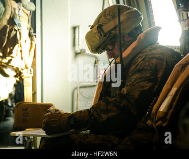 Zweite Lt. Alan Poe, ein Zugführer mit Spezial-Marine Air-Ground Task Force Crisis Response – Afrika, schreibt Mission-ätherische Noten auf einem kleinen trocken abwischbaren Board während des Fluges in einem MV-22 Osprey während einer Warnung-Kraft-Bohrmaschine von Morón Air Base, Spanien, 29. Januar 2015 gestartet. Das Board verwendet Poe mit seinen Marines über den Lärm im Inneren das Flugzeug kurz vor der Landung für eine improvisierte Unfall Evakuierung Mission an einem nahe gelegenen Basis zu kommunizieren. (U.S. Marine Corps Foto von Sgt. Paul Peterson/freigegeben) MomentE28099s Mitteilung, Krise Antwort Marines komplette Bereitschaft Probe von Spai Stockfoto