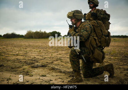 Zweite Lt. Alan Poe, ein Zugführer mit Spezial-Marine Air-Ground Task Force Crisis Response – Afrika, verwendet einen Radio mit seinen Marines auf dem Gelände des einen simulierten Unfall auf Rota Air Base, Spanien, 29. Januar 2015 zu kommunizieren. PoE hat geholfen, das Gerät als Reaktion auf eine improvisierte Unfall Evakuierung Szenario entwickelt, um die Flexibilität des SPMAFT-CR-AF wach Kraft testen zu koordinieren. (U.S. Marine Corps Foto von Sgt. Paul Peterson/freigegeben) MomentE28099s Mitteilung, Krise Antwort Marines komplette Bereitschaft Probe aus Spanien 150129-M-ZB219-069 Stockfoto