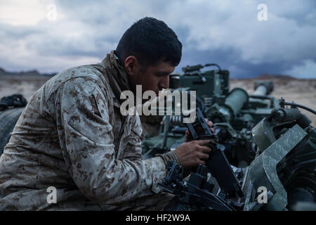 Lance Cpl. Christian J. Hernandez reinigt die Verletzung einer M777A2 leicht 155 mm Haubitze Jan. 30 bei Marine Air Ground Combat Center Twentynine Palms während integrierte Übung 2-15, die Waffe richtig brennen zu halten. Die Haubitze ist in der Lage, hochexplosive, Beleuchtung, Rauch und Satelliten geführte runden feuern. Hernandez, Buford, Georgia, stammt, ist ein Strahlensalve mit Alpha-Batterie, 1. Bataillon, 12. Marine Regiment, derzeit zugewiesen, 3. Bataillon, 12. Marines, 3. Marineabteilung, III. Marine Expeditionary Force für ITX 2-15 im Rahmen des Grundkampfelement von Spezialisten Stockfoto