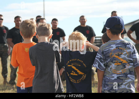 Scouts mit Cub Scout Pack 3401 in Guantanamo Bay auf Kuba stehen bei ihrem Pack treffen, bereit, auf Marine Herausforderungen Setup von Truppen mit Marine Corps Forces Sicherheitsfirma Jan. 31 Marine Hill groß. (Foto: US-Armee Sgt. Rick Hoppe / veröffentlicht) Wölflinge, Marine Fähigkeiten 150131-Z-WK979-017 Stockfoto