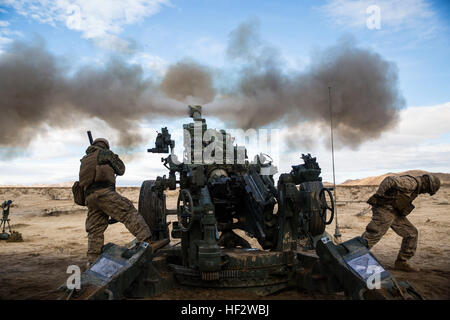 Lance Cpl. Christian J. Hernandez (links) und Lance Cpl. Giovonni Mejia Feuer die M777A2 leicht 155 mm Haubitze Jan. 31 um engagierte sich in der mechanisierten Hindernisparcours bei Marine Air Ground Combat Center Twentynine Palms während integrierte Übung 2-15 Einheiten zu unterstützen. "Kampf mit der verbundenen Waffen auf der wichtigsten Teile der (Marine Air-Ground Task Force), ist", sagte Oberstleutnant Neil J. Owens. Giovonni, Dallas, Texas native und Hernandez, Buford, Georgia, native sind beide Kanoniere mit 1. Bataillon, 12. Marine Regiment, aktuell zugewiesene 3. Bataillon, 12. Marines, 3. Ma Stockfoto