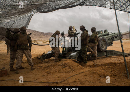 Marines mit Alpha-Akku laden die M777A2 leicht 155 mm Haubitze für ein Feuer-Mission Jan. 31 zur Unterstützung anderer Einheiten, engagiert in der mechanisierten Angriff an der Marine Air Ground Combat Center Twentynine Palms während integrierte Übung 2-15. Artillerie dient zur indirekten Feuer, um den Feind zu unterdrücken. Marines mit Alpha-Batterie, 1. Bataillon, 12. Marine Regiment, sind momentan, 3. Bataillon, 12. Marines, 3. Marineabteilung, III. Marine Expeditionary Force für ITX 2-15 im Rahmen der Grundkampfelement für besondere Zwecke Marine Air-Ground Task Force 4 zugewiesen. (US Stockfoto