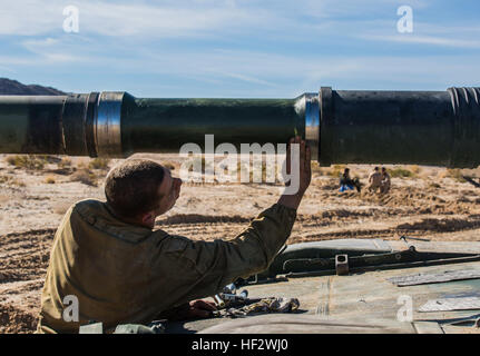 PFC. Dylan F. McVey schmiert das Evacuator Bohrung auf der M1A1 Abrams Kampfpanzer um die Waffe reibungslos im Rahmen des integrierten Übung 2-15 Jan. 1 bei Marine Air Ground Combat Center Twentynine Palms Feuer zu ermöglichen. McVey führt Wartungsarbeiten an seinem Tank die Nacht vor dem Tank Mechanized Assault Course. Die TMAC umfasst mehrere Elemente der Marine Air-Ground Task Force für die Ausbildung bei ITX 2-15. McVey Staten Island, New York, heimisch, ist ein Tank Crewman mit Firma D, 1st Tank Battalion, 1. Marineabteilung, ich Marine Expeditionary Force. (U.S. Marine Corps Foto: Stockfoto