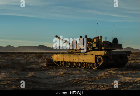 Marines komplette Instandhaltung und Betrieb überprüft auf einem M1A1 Abrams Kampfpanzer 1 Jan. um Marine Luft Ground Combat Center Twentynine Palms als Teil des integrierten Übung 2-15. Die TMAC umfasst Luft- und Fähigkeiten in einem Event zu verschiedenen Möglichkeiten eine Marine Air-Ground Task Force zu demonstrieren. Die Marines sind mit Firma D, 1st Tank Battalion, 1. Marineabteilung, ich Marine Expeditionary Force. (Foto: U.S. Marine Corps Lance Cpl. William Hester) Panzer Angriff durch ITX 2-15 150203-M-XX123-217 Stockfoto