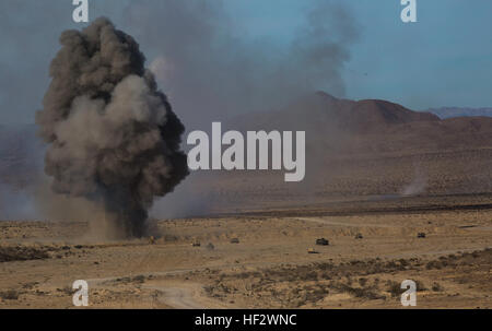 Die Marines setzen M1 Assault Breacher Fahrzeuge und MICLIC Systeme ein, um während des Panzermaschinenangriffs-Kurses auf ITX 2-15 mit Sprengstoff Wege zu räumen, um die sichere Bewegung der mechanisierten Einheiten zu gewährleisten. Stockfoto