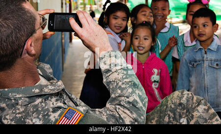 Soldaten der Washington National Guard 176th Engineering Company nehmen an Übung Cobra Gold 2015 teil, bei der sie am 6. Februar 2015 beim Bau einer Mehrzweckeinrichtung an der Ban Sub Prik Elementary School in der Provinz Saraburi, Thailand, mitwirkten. Stockfoto