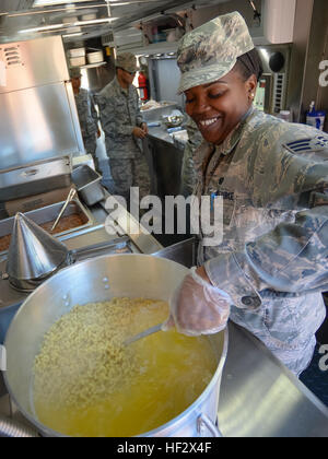 Ein Airman von der 116th Services Flight, Georgia Air National Guard bereitet Mahlzeiten mit einem mobilen Küchenanhänger für Katastrophenhilfe zu, um E-8C Joint STARS Flugzeugbetreuer während des Bohrwochenendes auf der Robins Air Force Base, Georgia, zu unterstützen. Stockfoto
