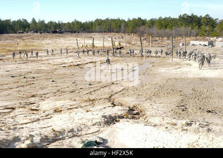 Ingenieure aus dem 105. Pionierbataillon montieren auf der Range, ihre erste Ladung des Tages in Fort Bragg, N.C., 7. Februar 2015 bereitzustellen. Diese vertrauensbildende Gebühr, gebaut von C4, soll eine große Explosion zu schaffen, um die Begeisterung um die Soldaten für den Rest des Tages Training vorzubereiten zu bauen. (US Army National Guard Foto von Spc. Lisa Reben, 382nd Public Affairs Abteilung/freigegeben) Engineers bauen Vertrauen und Gebühren während der explosiven training 150207-Z-EH515-016 Stockfoto