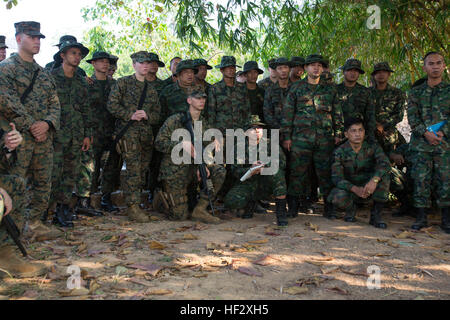 US-Marines mit C Company, 3. Bataillon der Law Enforcement und Thai Royal Marines in der Bekämpfung von Lebenskompetenzen speichern Ausbildung während der Übung Cobra Gold 2015, Camp Samaesan, Sattahip, Thailand, 10. Febr 2015.Cobra Gold, in seiner 34. Iteration teilnehmen, sollen die regionalen Sicherheit voraus und wirksame Lösungen für regionale Krisen zu gewährleisten, indem Sie eine robuste multinationale Truppe aus Partnernationen teilen gemeinsame Ziele und Sicherheitsverpflichtungen in der Region Asien-Pazifik. (U.S. Marine Corps Foto von Lance Corporal Robert Gonzales/freigegeben) Thai, U.S. beginnen nicht Leathal training 1502 Stockfoto