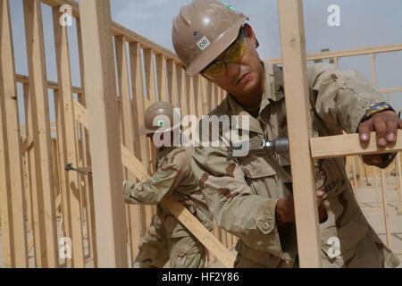 090513-M-6882R-233 CAMP LEATHERNECK, Afghanistan (13. Mai 2009) Marine Unteroffiziere 1. Klasse John Cid aus Quezon City, Philippinen, und Thomas Damron, von Port Hueneme, Calif., frame-Wände der Regimental Combat Team 3 Combat Operations Center am Camp Leatherneck. Nachdem die Brigade-Kommandozentrale abgeschlossen ist, wird die Seabees auf zu verschieben, erstellen Sie 12.000 Quadratfuß-RCT-3 und Camp Leatherneck Garnison bekämpfen Zentren. (U.S. Marine Corps Foto von Corporal Aaron Türme/freigegeben) U.S. Navy 090513-M-6882R-233 Marine Unteroffiziere 1. Klasse John Cid von Quezon City, Philippinen, und Thomas Damron Stockfoto