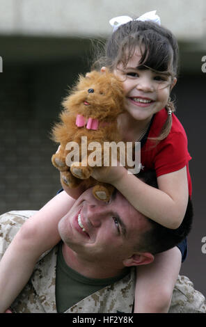 Sgt. Shawn M. Ruble, spielt von Combat Logistik-Bataillon 22, 22. Marine Expeditionary Unit, mit seiner Tochter den CLB-22 Barracks an Bord Camp Lejeune N.C., 14. Mai 2009, vor der Abreise zu den Schiffen der Bataan amphibische bereit-Gruppe. Die MEU setzt wie das Theater reservieren Kraft für US-europäischen und zentrale Befehle. (Offizielle Marinekorps Foto von CPL. Theodore W. Ritchie) Flickr - DVIDSHUB - 22. MEU Abreise Stockfoto