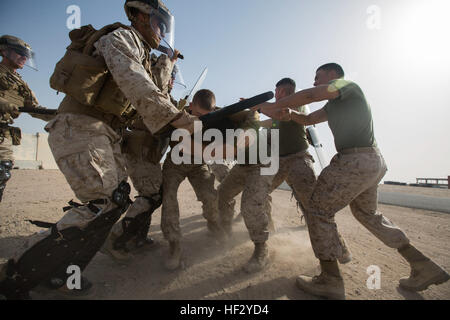 Marines mit Indien Batterie, die Artillerie-Anlage für Battalion Landing Team 3. Bataillon, 6. Marine Regiment, 24. Marine Expeditionary Unit, hindern Rollenspieler eine Evakuierung Leitstelle während nichtkämpfenden Evakuierungsoperationen training im Camp Buehring, Kuwait, 18. Februar 2015. Eine Kontingent von MEU Marines ist an Land in Kuwait als Teil der geplanten Sustainment Ausbildung. Die 24. MEU ist auf den Schiffen der Iwo Jima amphibisches bereit Gruppe in Angriff genommen und eingesetzt, um die Aufrechterhaltung der regionalen Sicherheit in den USA 5. Flotte Einsatzgebiet. (U.S. Marine Corps Foto von CPL. Todd F. Mi Stockfoto