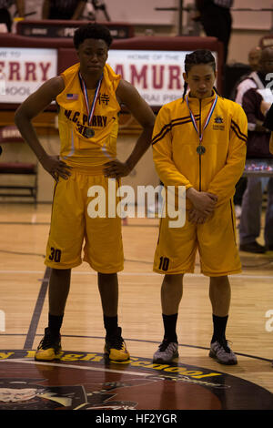 Len Jon Cadavos und Jarrell P. Davis, Kapitäne der Matthew C. Perry High School Basketball-Team, erhalten alle Fernost Auszeichnungen nach Fernost-Basketball-Turnier, 18. Februar 2015, an Bord der Marine Corps Air Station Iwakuni, Japan. Trainer ausgewählt die zwei besten Spieler seines Teams, die alle Fernost-Auszeichnung erhalten. Zeit kommt für zwei Senioren, die hand in ihre Trikots, 150218-M-KE800-112 Stockfoto